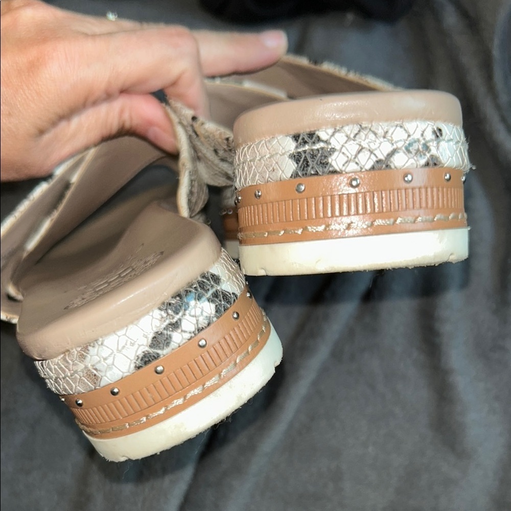 Vince Camuto Cream and Black Slide Sandals - Picture 5 of 8